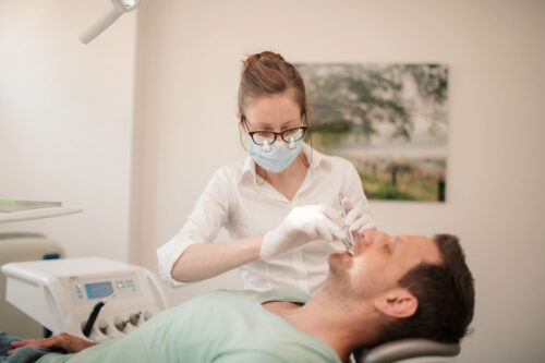Zahnärztin in Aachen behandelt Patient